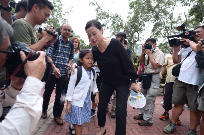 新校长萧丽珊亲自在校门迎接学生。