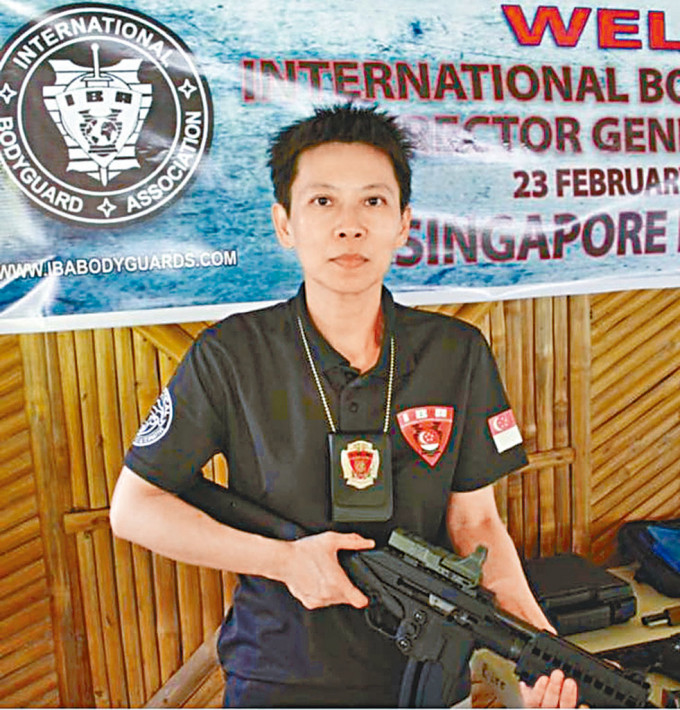 ■被告詹心桀在新加坡出席国际保镖协会活动时的持枪照片。