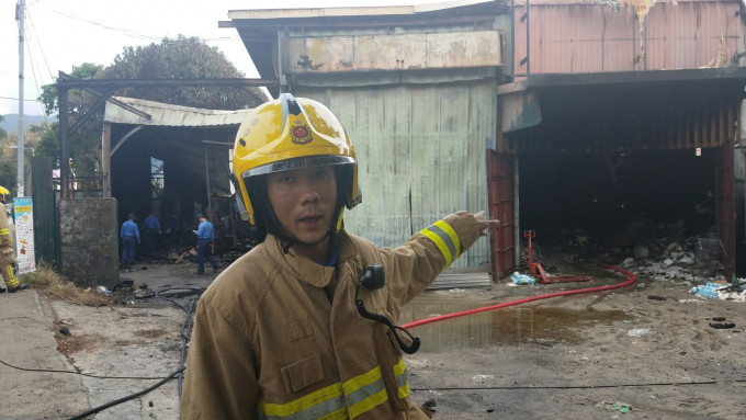 青山湾高级消防队长黎经梁表示，起火原因仍有待调查。徐裕民摄