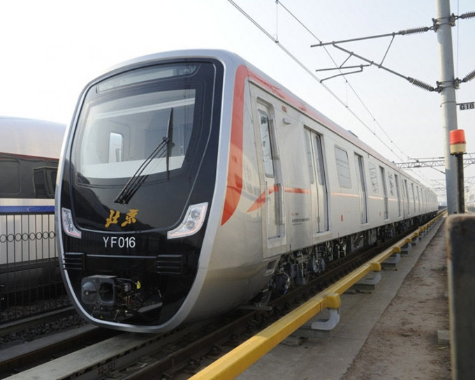 中國首條無人駕駛地鐵「燕房線」正進行試運。