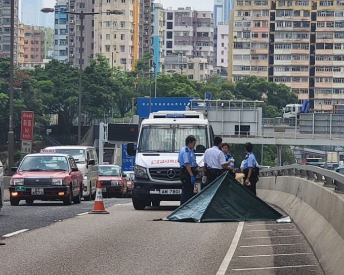 警员及救护员到场证实老翁已死亡。林思明摄