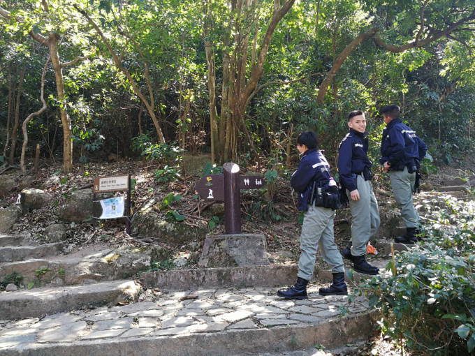 機動部隊警員登山搜索。 梁國峰攝