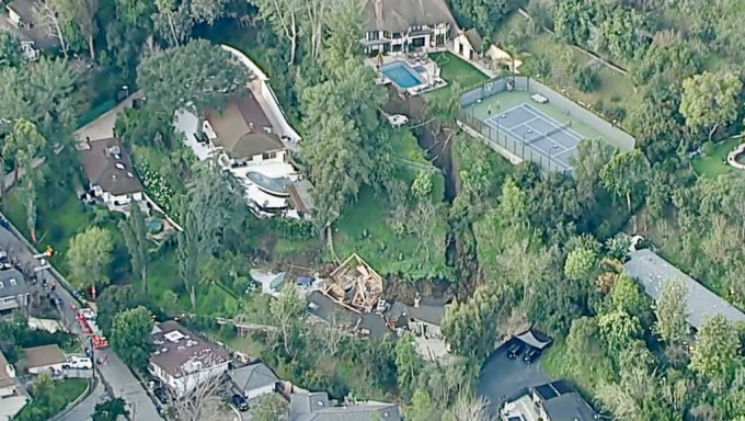 加州洛杉磯謝爾曼橡樹區（Sherman Oaks）豪宅因山泥傾瀉，泳池懸空。 美聯社