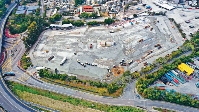 前新田购物城地势平坦，有道路及水电接驳，可以迅速兴建隔离治疗设施。