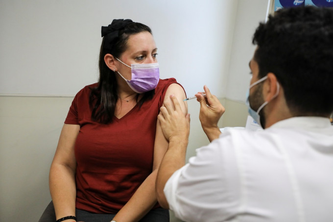 以色列研究發現注射第3劑新冠疫苗可令感染率降至0.2%。REUTERS