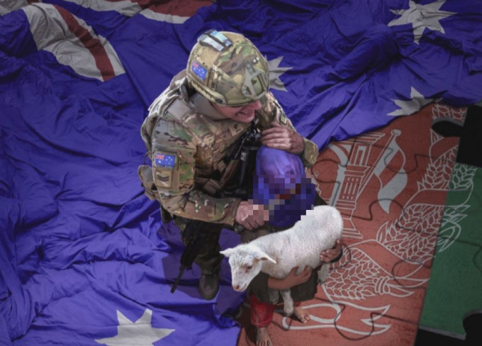 外交部发言人赵立坚早前在社交网站发布一张澳洲军人持刀的帖图。(网图)