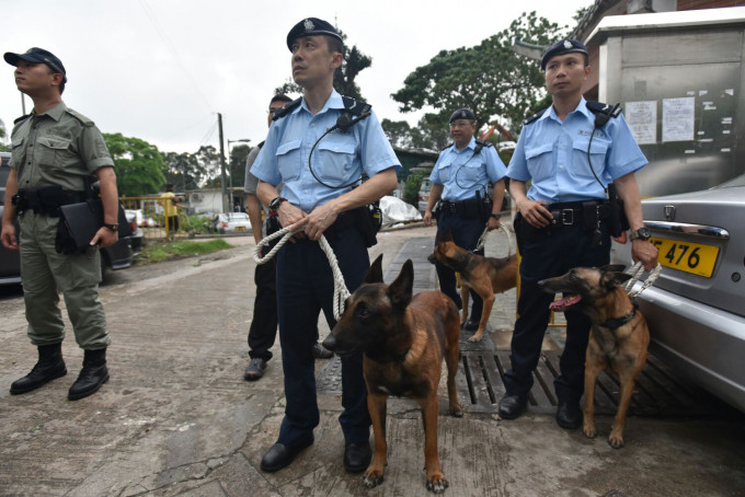 警方亦会派出大批机动部队、警犬队及特遣队人员在野外加强巡逻。