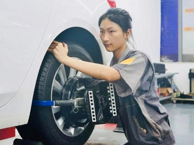 17岁的古慧晶在广东职校学生专业技能大赛中的汽车机电维修赛项目夺得一等奖。网图