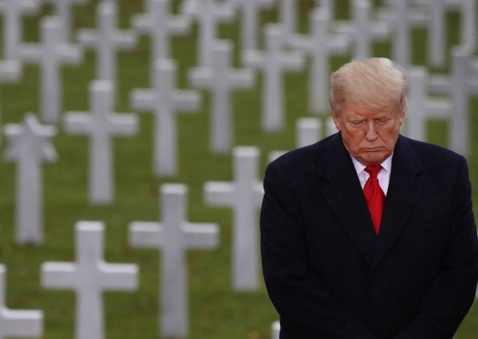特朗普前往敍雷納美軍公墓，並出席悼念活動。AP