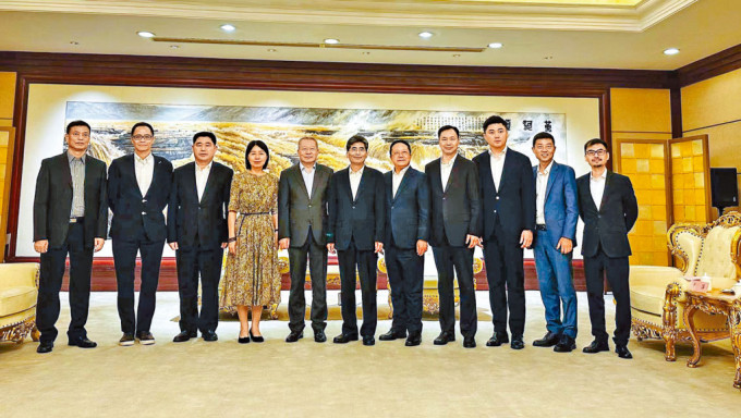 河南省委常委、宣傳部長王戰營（右六）在鄭州會見香港傳媒高層一行。