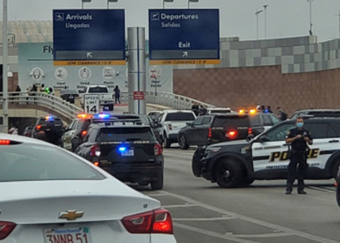 枪击事件发生后，德州警方一度封锁前往机场公路。网图