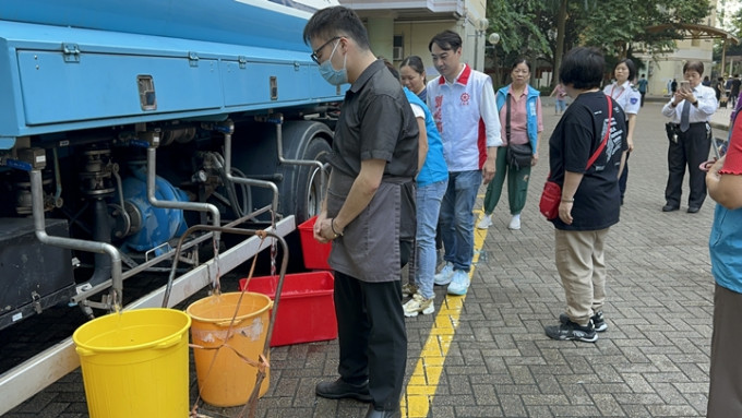 停水期間，水務署派出水車供市民載水使用。梁國峰攝