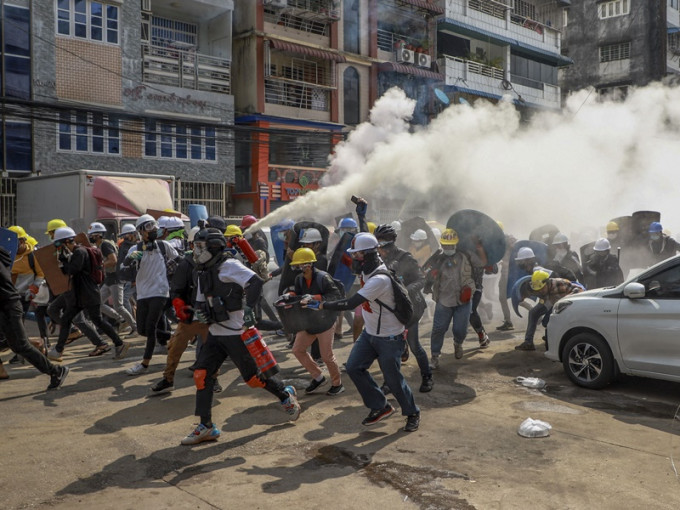 安全部隊發射催淚彈及震撼彈驅散仰光的示威者。AP