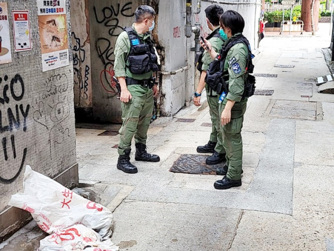 警方在北海街後巷發現3袋磚頭及碎石。「香港警察」fb圖片