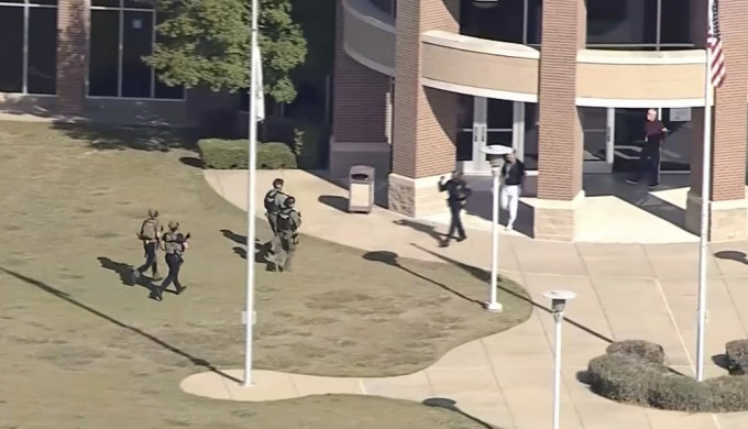 阿靈頓木景高中（Timberview High School）一名18歲學生在課室開槍。AP圖片