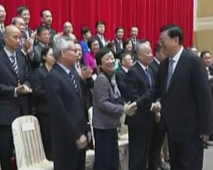 张德江与出席人士逐一握手。电视图片