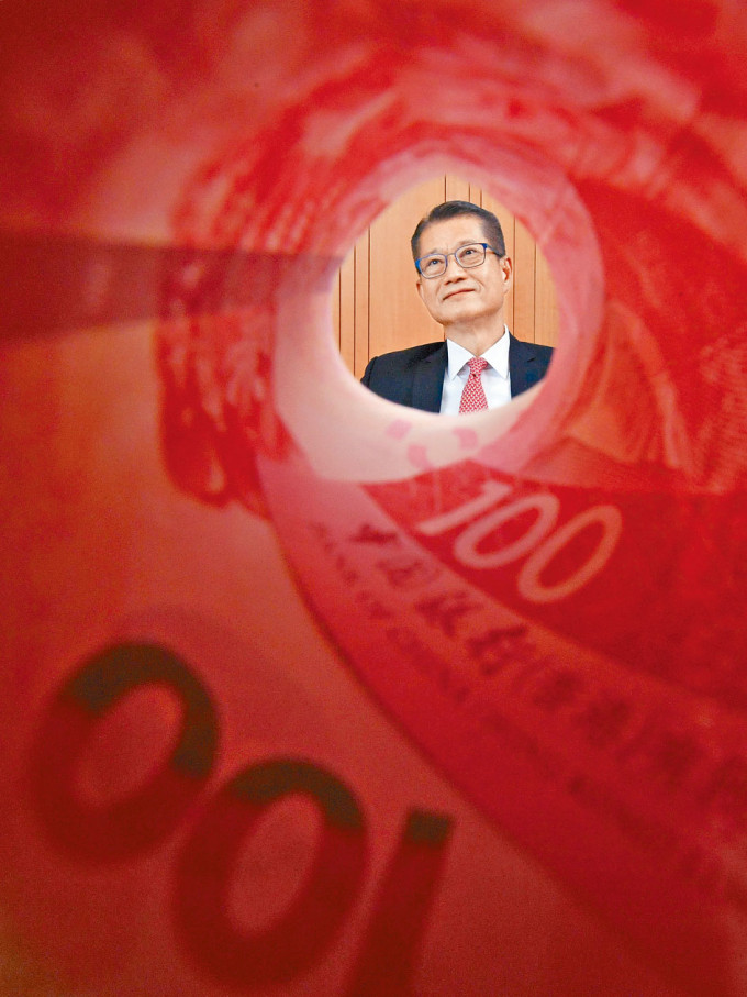 陳茂波列舉多項數據，指香港金融服務業的經濟貢獻是新加坡的一點五倍。