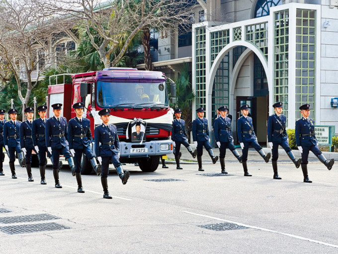 消防員列隊向殉職同袍邱耀文致敬。