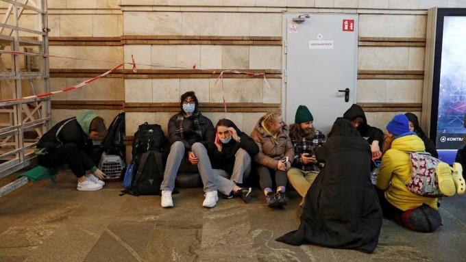 不少民众到地铁站内避难。路透社图片