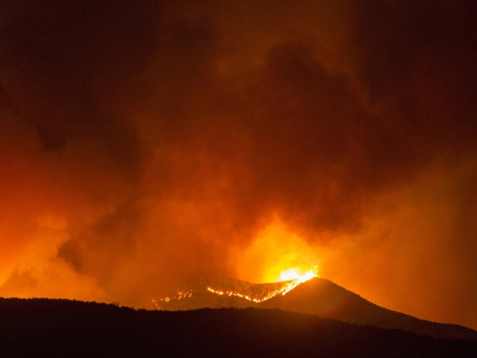 美國南加州山火蔓延， 燒燬逾八十平方公里土地，數千居民疏散。AP圖