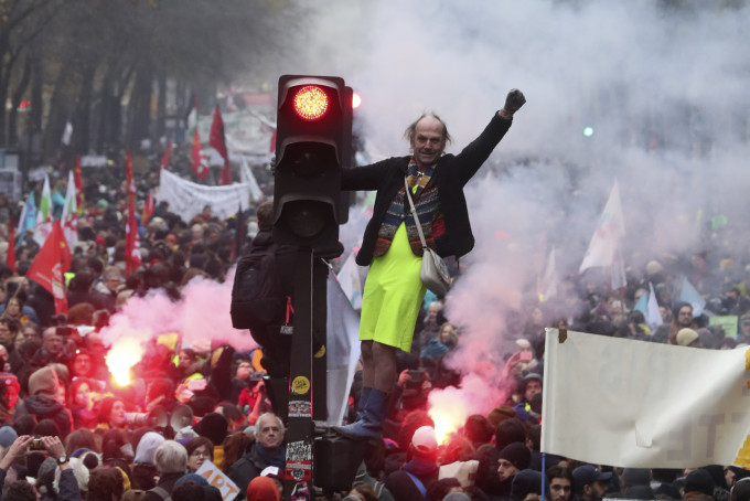 法国内政部指，游行总人数超过80万人。AP