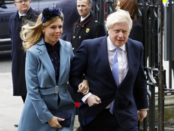 傳英國首相約翰遜明年夏季與未婚妻完婚。AP圖片