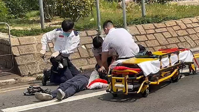 救护员替伤者即场急救。本网记者