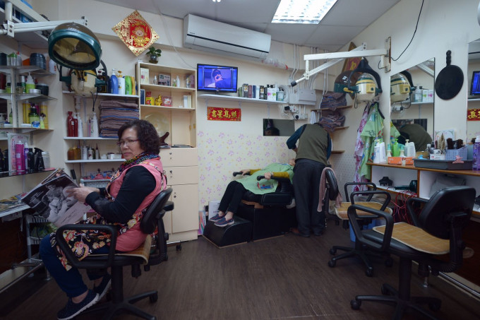 六旬的鄭生鄭太租用啟明街一個約200呎地鋪經營理髮店兩年，月租約10000元。