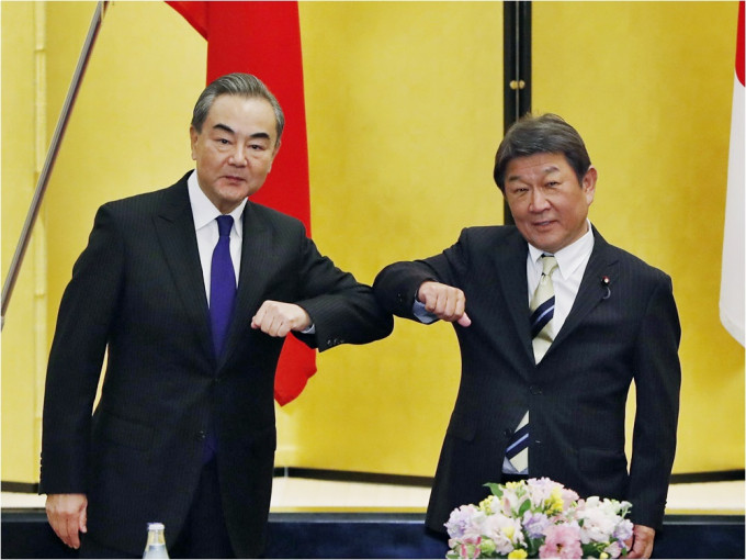 王毅與日本外相茂木敏充舉行會談。AP圖片