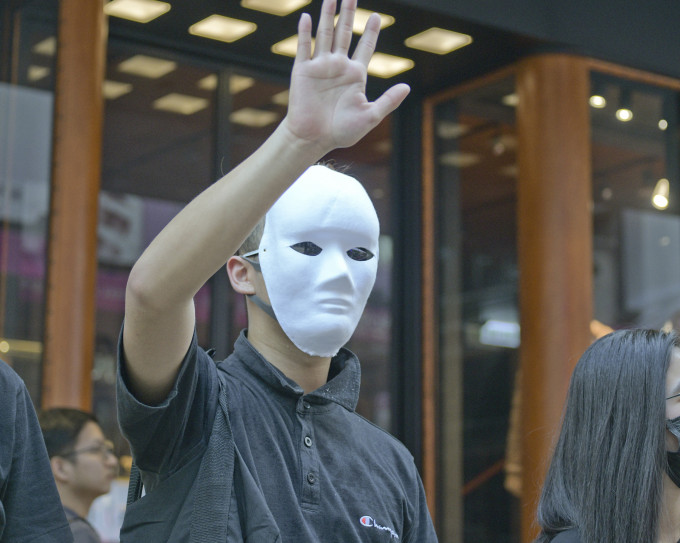 香港民研调查指，68%受访者反对禁蒙面法。 资料图片