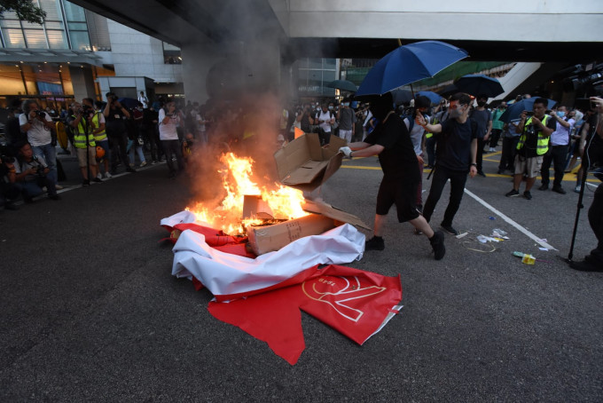 中央相信和堅決支持行政長官能夠用好香港本地現有法律，依法止暴制亂、恢復秩序。