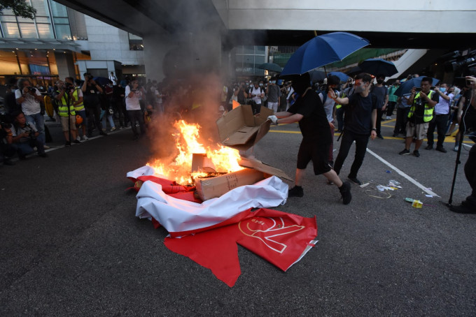 中央相信和坚决支持行政长官能够用好香港本地现有法律，依法止暴制乱、恢复秩序。