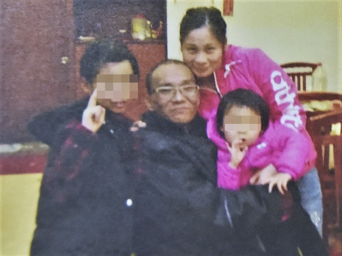 黃曉蘭自從丈夫病逝後，在「疫廈」劏房獨力照顧兩名女兒。資料圖片