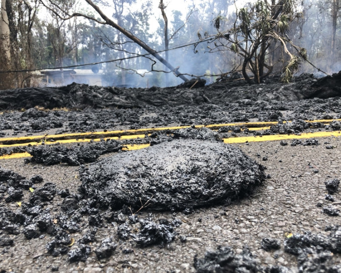 火山口會把數噸重的石塊和碎片噴上一公里上空。新華社