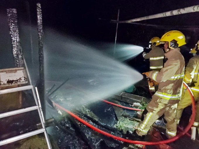 消防到場後隨即開喉，用約20分鐘將火救熄。