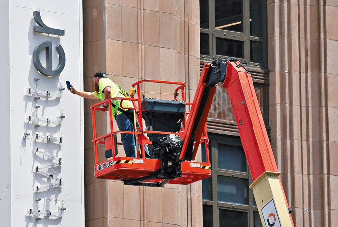 工程人员周一在Twitter的三藩市总部大楼外拆除商标。