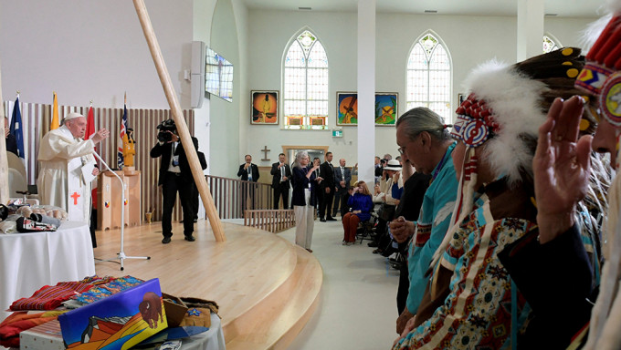 教宗會見了土著人民和聖心教區社區的成員。路透