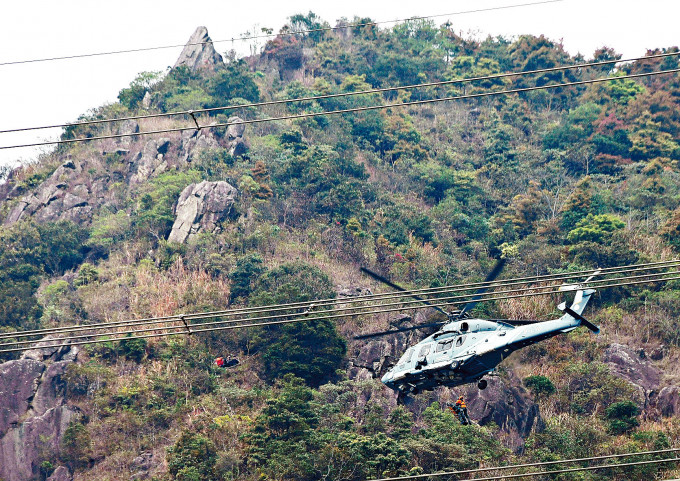 直升机在现场吊起堕崖重伤男子送院抢救。