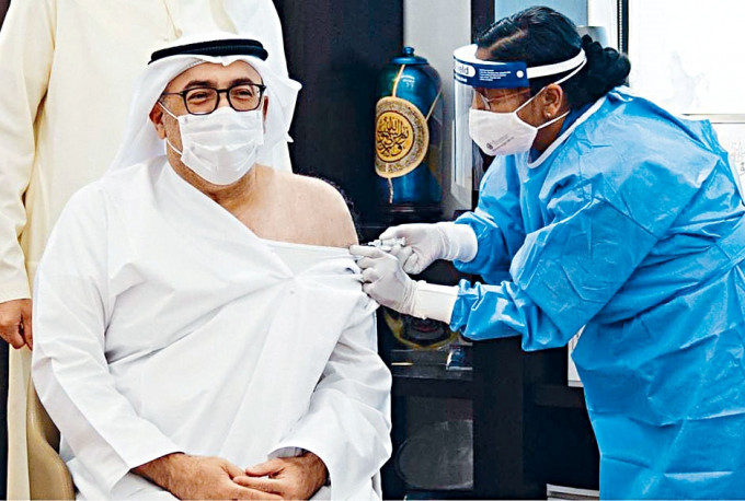 阿联酋衞生部的衞生部长注射中国的疫苗。　
