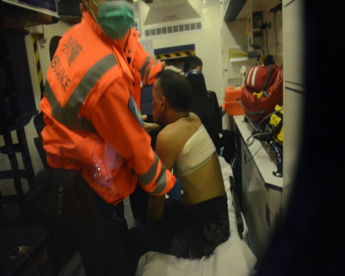 救护员到场将伤者送院救治。徐裕民摄