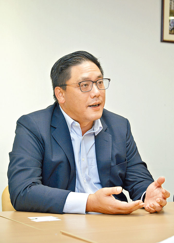 民政及青年事務局副局長梁宏正指，全家酒店改為青年宿舍會較易管理。