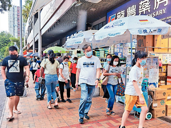 上水旺街虽然不见内地客，惟主要街道人流不绝，区内民生消费力强劲。