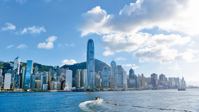 许正宇表示，香港作为金融服务中心，服务对象是投资者以及需要集资的企业。