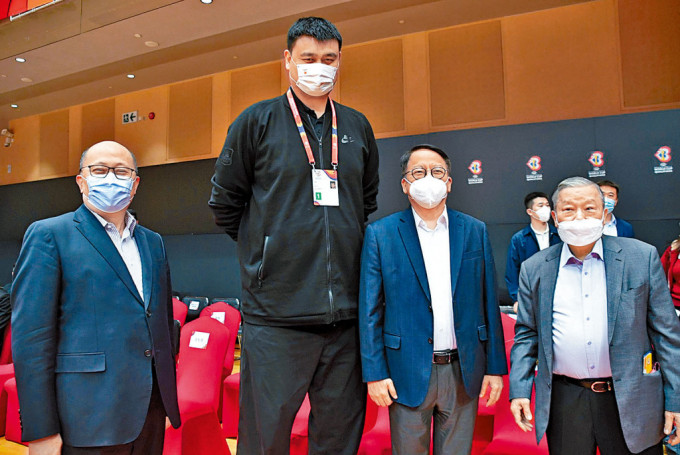 （左起）中联办主任郑雁雄、中国篮协主席姚明及政务司司长陈国基赛前合照。