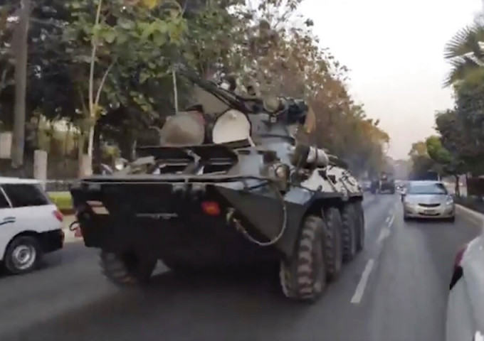 緬甸仰光街頭現裝甲車。AP