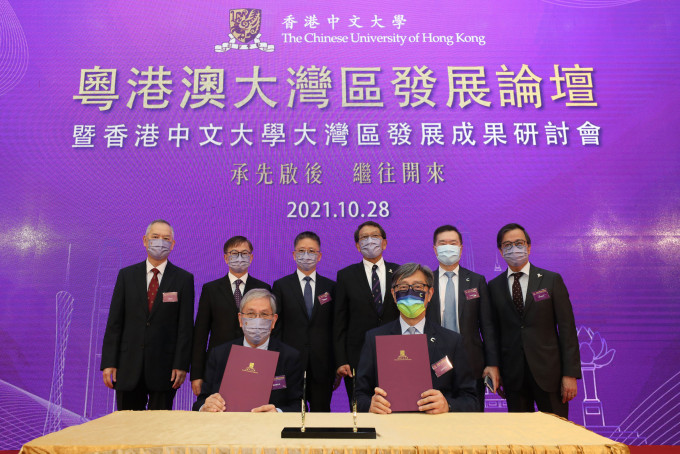 中大副校长陈伟仪教授（前排左）与香港科技园公司行政总裁黄克强（前排右）共同为大湾区创企合作签署发展备忘录。