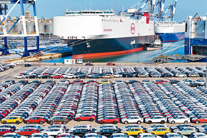 中國電動車正在港口等待裝船出港。