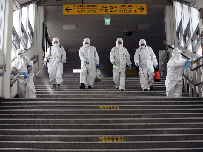 南韩新增110宗新冠状病毒确诊个案，当局加强在首尔的消毒工作。AP