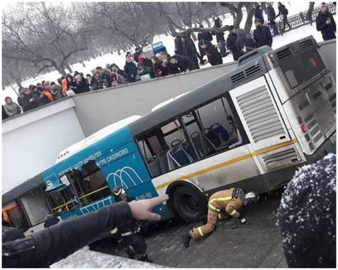 有傷者被壓在巴士車底。