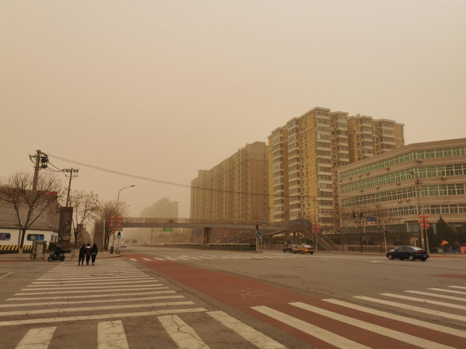 北京遇嚴重沙塵暴，早晨猶如黃昏。照片：張言天攝